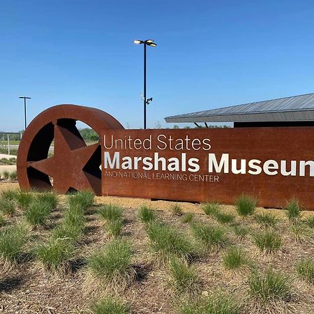 Old Fort Loft King & Queen Suites Nearest Accomodation To Marshals Museum Power Your Ev For Free! Fort Smith Bagian luar foto