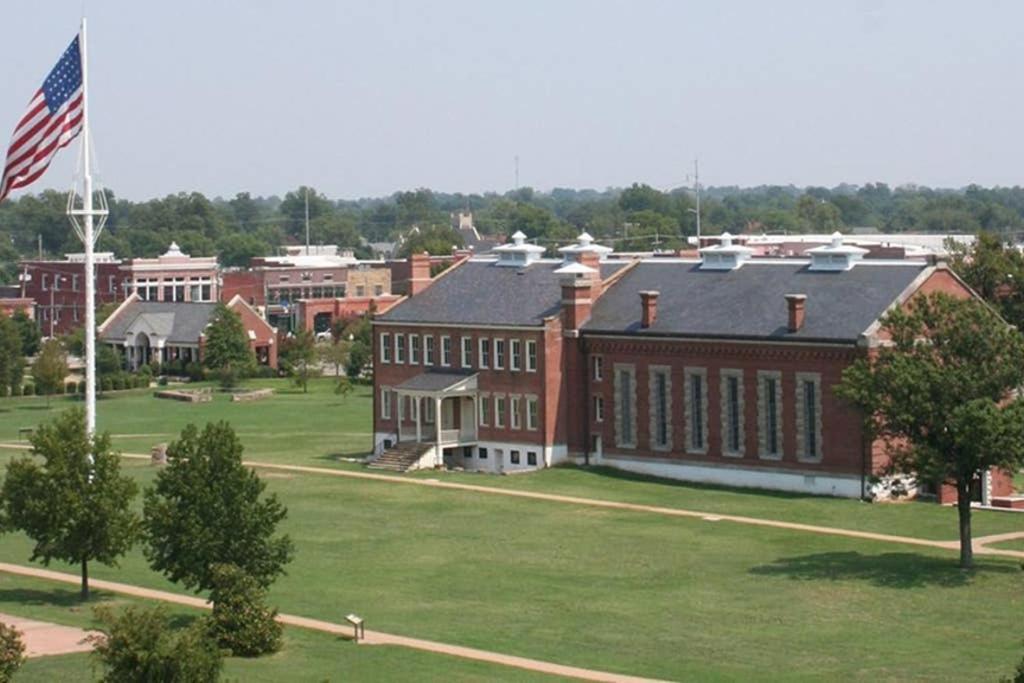 Old Fort Loft King & Queen Suites Nearest Accomodation To Marshals Museum Power Your Ev For Free! Fort Smith Bagian luar foto