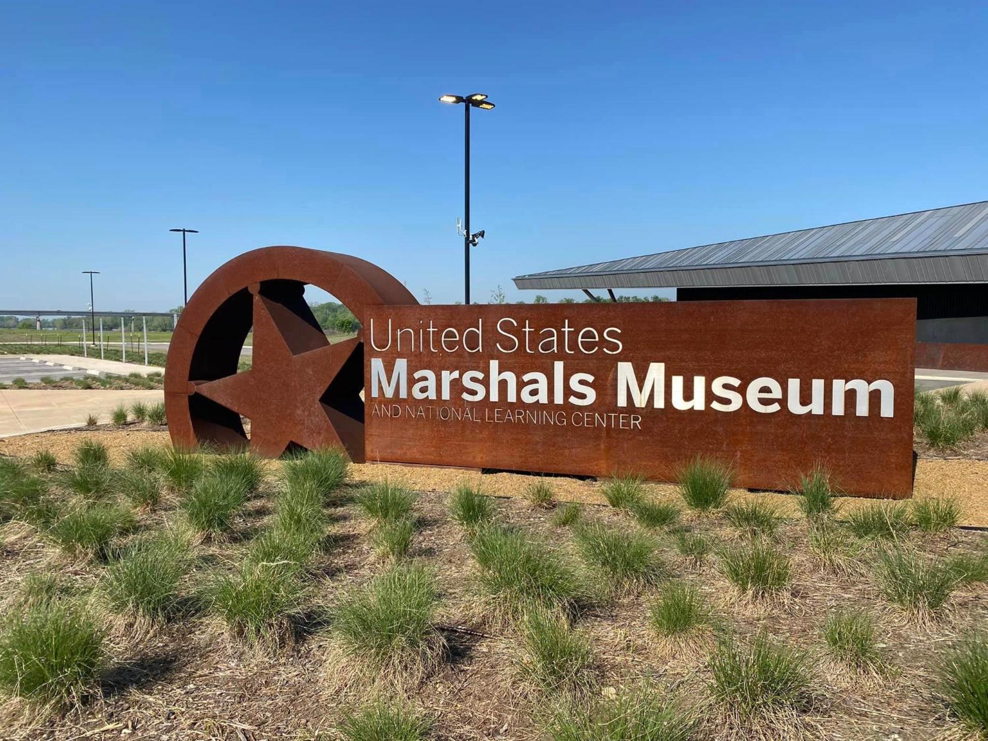 Old Fort Loft King & Queen Suites Nearest Accomodation To Marshals Museum Power Your Ev For Free! Fort Smith Bagian luar foto